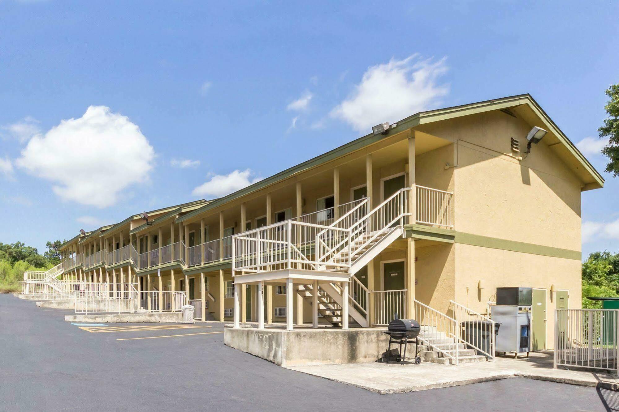 Hillview Inn At Six Flags Fiesta 圣安东尼奥 外观 照片